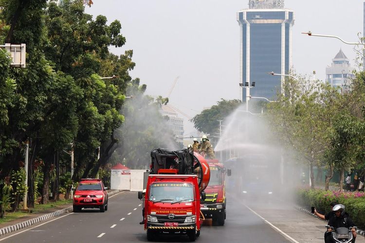 Jalanan Jakpus Kembali Disemprot Water Mist, Antisipasi Abu Vulkanik di Jalur Protokol