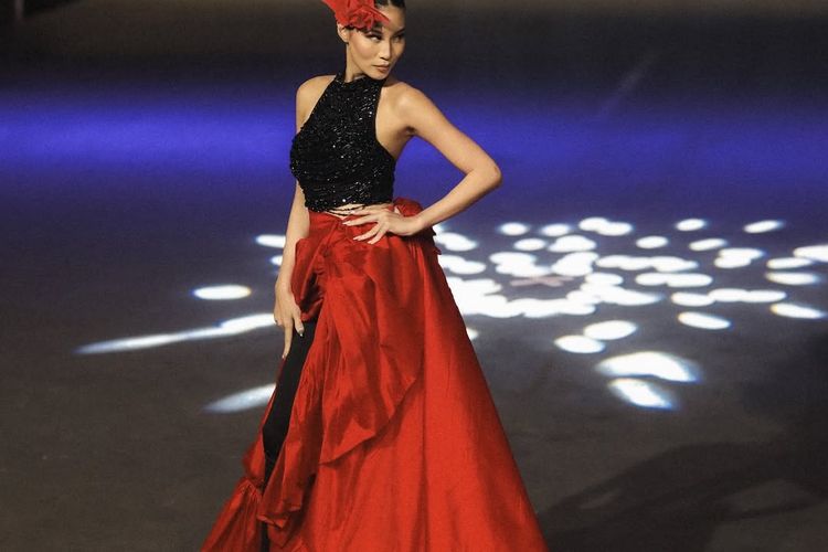 Patricia Gouw tampil memukau di Jember Fashion Carnaval dan Artwear Carnival 2025 dengan busana dramatis, aksesori megah, dan riasan glamor.