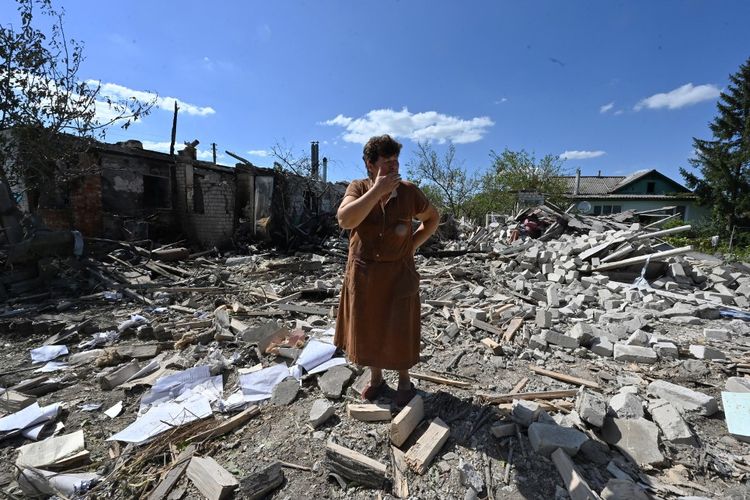 jalan jalan ke china tanpa tour Tatyana Skrypnikova, 60, yang menderita luka pecahan peluru ringan, berdiri di antara puing-puing rumah tetangganya yang hancur setelah penembakan di desa Zaoskillya, dekat Kupiansk, Kharkiv Oblast, pada Kamis (17/8/2023), di tengah-tengah invasi Rusia ke Ukraina. Kepala daerah Oleg Synegubov mengatakan bahwa pasukan Rusia telah menembaki Zaoskillya, sebuah daerah pinggiran di sebelah timur Kupiansk, menewaskan seorang wanita kelahiran 1962. Seorang wanita lain, kelahiran 1963, menderita luka pecahan peluru. Petugas medis memberikan bantuan kepada mereka yang terluka di tempat, tulisnya di media sosial. (
