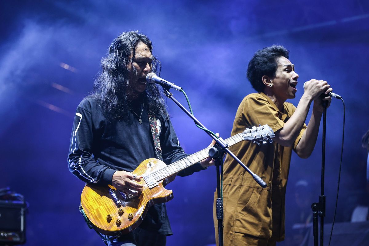 Navicula berkolaborasi dengan Ari Lesmana tampil di Guinness Smooth Session 2022 di Hutan Kota GBK Senayan, Jakarta pada Sabtu (30/7/2022). Sejumlah musisi seperti The Adams, Jason Ranti, Shaggy Dog tampil pada acara ini.