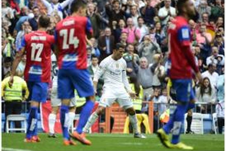 Penyerang Real Madrid Cristiano Ronaldo melakukan selebrasi setelah mencetak gol ke gawang Levante pada lanjutan La Liga di Santiago Bernabeu, Sabtu (17/10/2015).