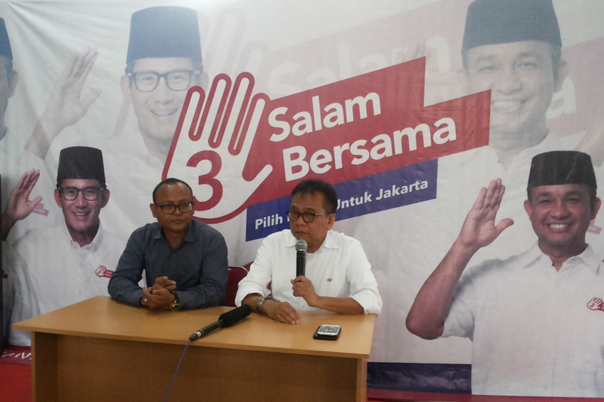 Tim pemenangan pasangan calon gubernur dan calon wakil gubernur DKI Jakarta Anies Baswedan dan Sandiaga Uno saat menggelar jumpa pers di posko pemenangan Anies-Sandi di Jalan Cicurug, Menteng, Jakarta Pusat, Kamis (4/5/2017).