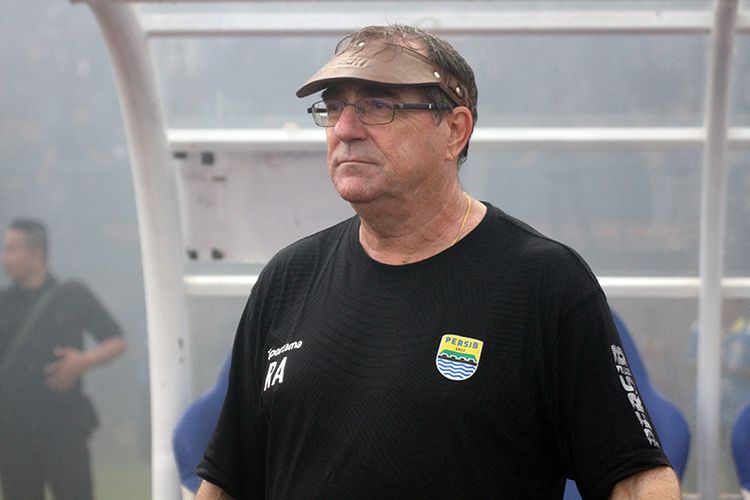 Pelatih Persib Bandung, Robert Rene Alberts. 