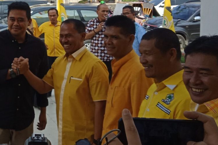 Menantu Presiden Jokowi, Muhammad Bobby Arif Nasution (kemeja hitam) menjalani menjalani fit and proper test di kantor DPD I Partai Golkar Sumut, Senin (20/1/2020)