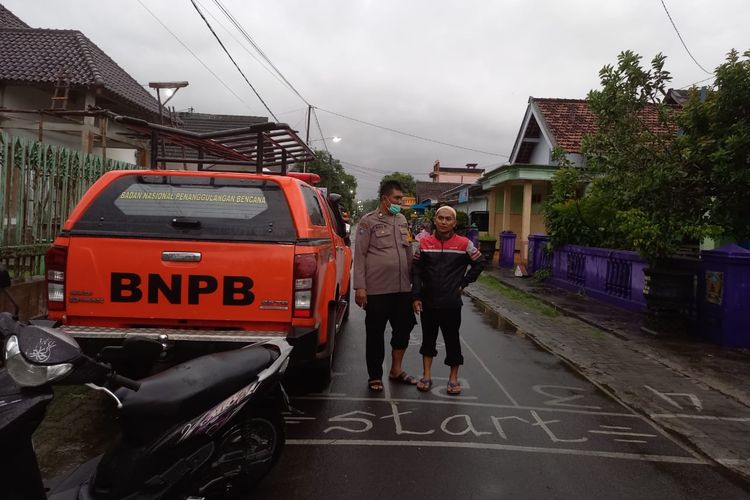 Petugas Polsek Pesantren, Kota Kediri, Jawa Timur bersama tim rescue di lokasi terdampak puting beliung di Kelurahan Bawang, Jumat (21/10/2022).