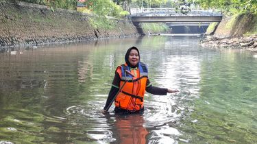 Kisah Iin, 'Kartini' Penakluk Lumpur dan Sampah di Sungai Jakarta Barat