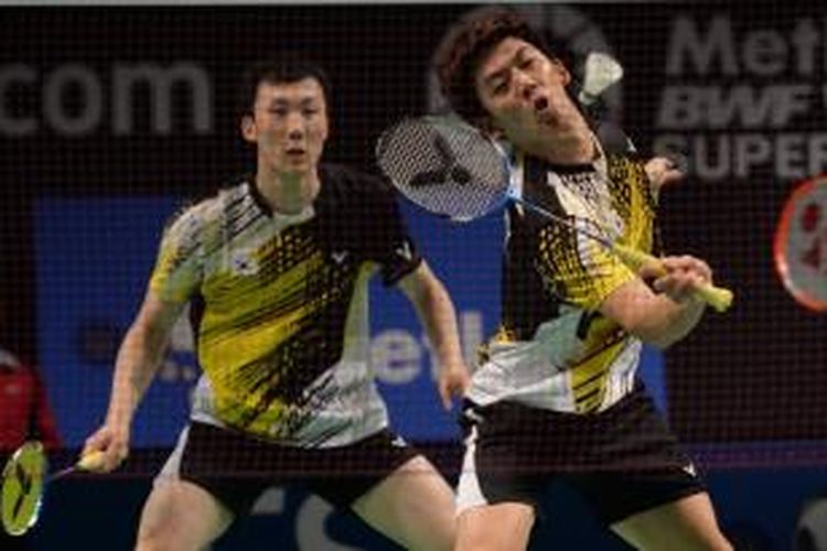 Ganda putra Korea, Lee Yong-dae(kanan)/Yoo Yeon-seong mengembalikan kok ke arah ganda Malaysia, Hoon Thien How/Tan Boon Heong, pada semifinal Australia Terbuka di Sydney, Sabtu (28/62014).