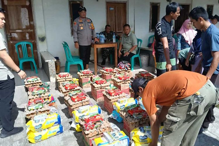 Warga Kampung Sadang, Desa Sukatani, Cikande, Serang mendapatkan bantuan saat direlokasi karena rumahnya berada di zona merah. Minggu (26/10/2025).