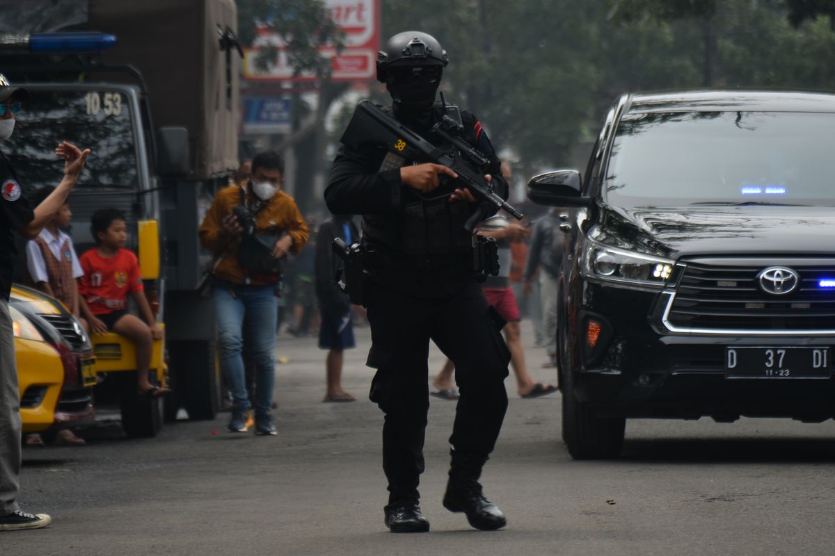Anggota Brimob berjaga di kawasan Astanaanyar, Bandung, Jawa Barat, Rabu (7/12/2022). Penjagaan ketat tersebut akibat adanya ledakan yang diduga bom bunuh diri di Kantor Polsek Astanaanyar, Kota Bandung. ANTARA FOTO/Raisan Al Farisi/agr/aww.