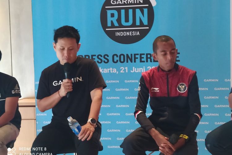 Garmin Indonesia Marketing Communication Rian Krisna (kiri) dan peraih medali emas marathon putra SEA Games Hanoi 2023 Agus Prayogo (kanan) pada Rabu (21/6/2023) di Jakarta tatkala meluncurkan rencana pergelaran lari Garmin Run pada 24 September 2023 di Uptown Park, Summarecon Mall Serpong, Kabupaten Tangerang, Provinsi Banten.