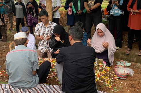 Isak Tangis Keluarga di Pemakaman Siswa SD yang Kakinya Diamputasi karena Kanker Tulang