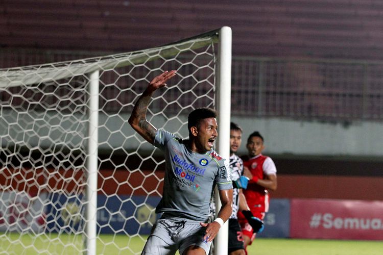 Pemain asing Persib Bandung Wonder Luis gaggle mencetak gol ke gawang Persija Jakarta saat final Piala Menpora 2021 leg pertama yang berakhir dengan skor 2-0 di Stadion Maguwoharjo Sleman, Kamis (22/04/2021) malam. 