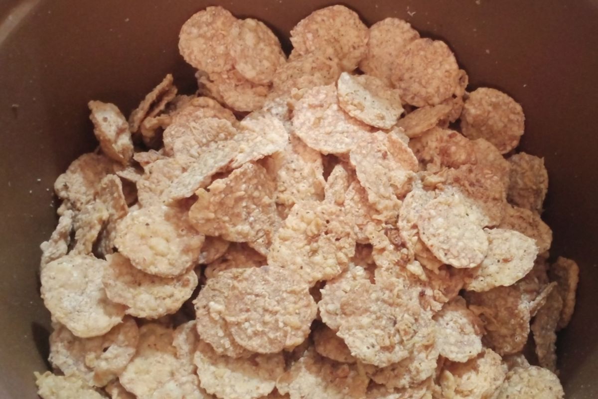 Hasil kripik tempe yang baru digoreng dari produk milik Laili Afrida di Kampung Tempe Sanan, Kota Malang, Jawa Timur. 