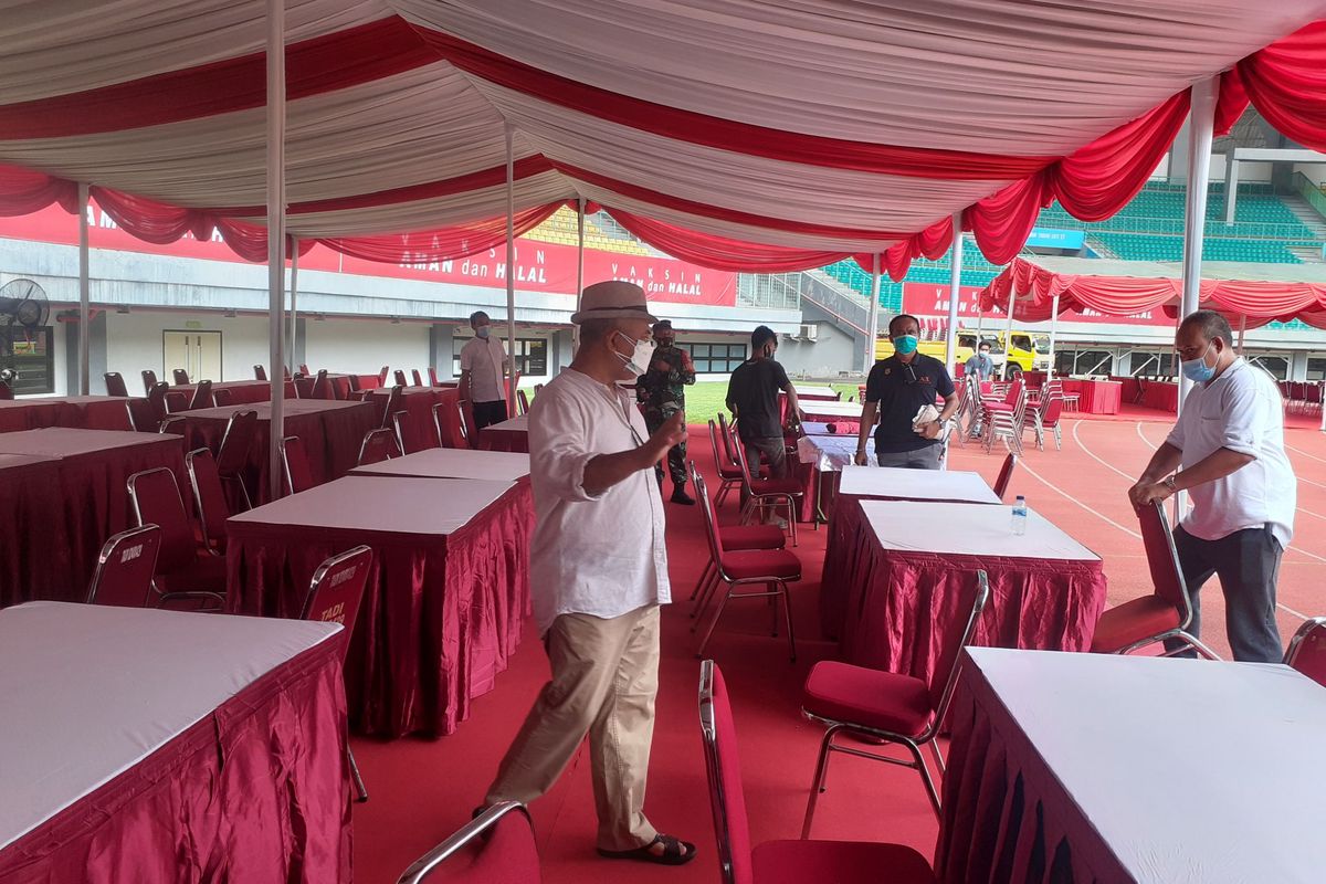 Walikota Bekasi sedang meninjau persiapan vaksinasi masal pada Sabtu 19 Juni 2021 di Stadion Patriot Candrabhaga, Jumat (18/6/2021).
