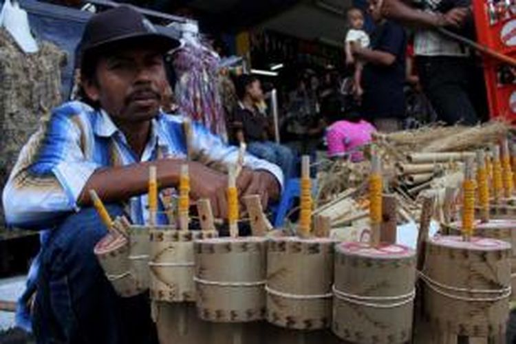 Wagimin (47) menjajakan mainan tradisional gasing yang berasal dari bahan bambu di Jalan Malioboro, Yogyakarta, Minggu (12/9/2010). Mainan gasing bambu ini dijual dengan harga Rp 5.000 hingga Rp 7.000. 