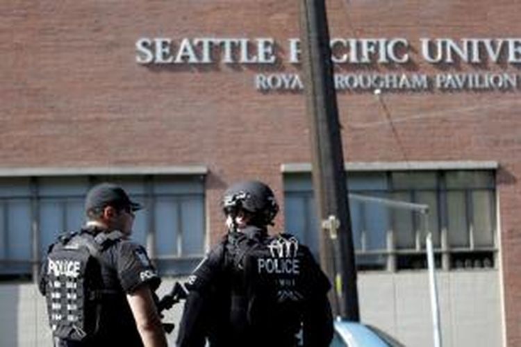 Foto ini memperlihatkan dua polisi AS berjaga di University Pacific, Seattle, setelah kejadian penembakan.