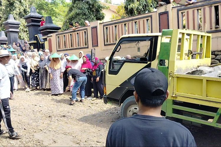 Ilustrasi: Warga Tembongraja, Kecamatan Salem, Kabupaten Brebes, Jawa Tengah swadaya mengangkut material yang dibeli sendiri untuk memperbaiki jalan rusak di desa mereka pada Minggu (21/9/2025).