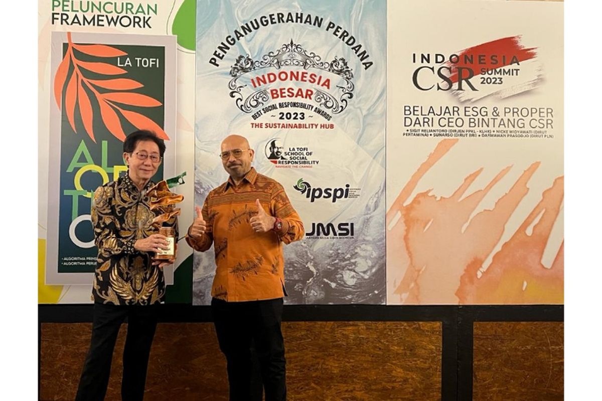 Direktur Sido Muncul Irwan Hidayat bersama CEO TruClimate Debby Renata pada momentum penganugerahan Bintang CSR Indonesia BESAR dari La Tofi School of Social Responsibility di Hotel Kempinski, Jakarta.