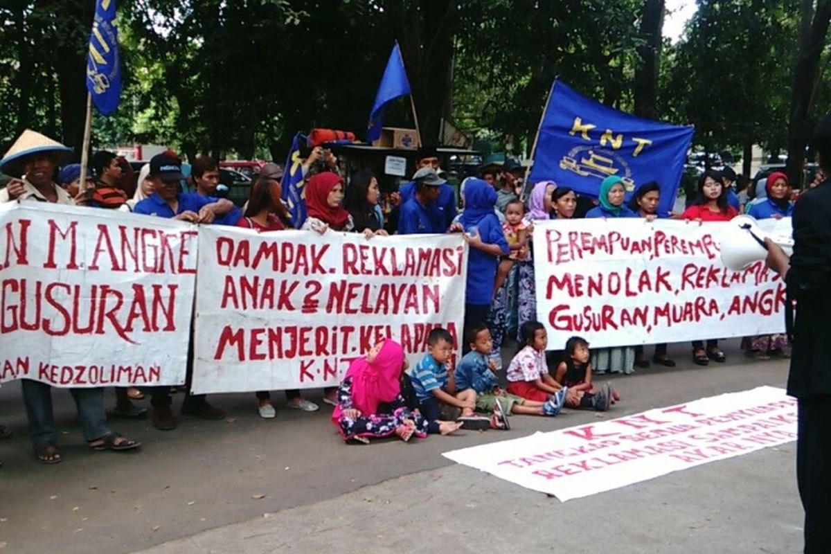 Para nelayan berdemo jelang sidang putusan gugatan reklamasi di PTUN Jakarta, di Cakung, Jakarta Timur. Kamis (16/3/2017).