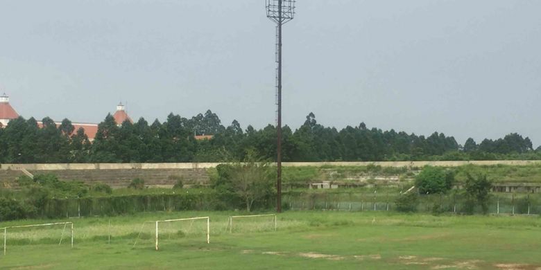 Kondisi Stadion Benteng yang berada di Jalan Taman Makam Pahlawan Taruna, Tangerang, kian memprihatinkan. Stadion yang hendak dijadikan sebagai olahraga indoor oleh Pemerintah Kota (Pemkot) Tangerang itu tampak tidak terawat, Kamis (29/11/2018). 