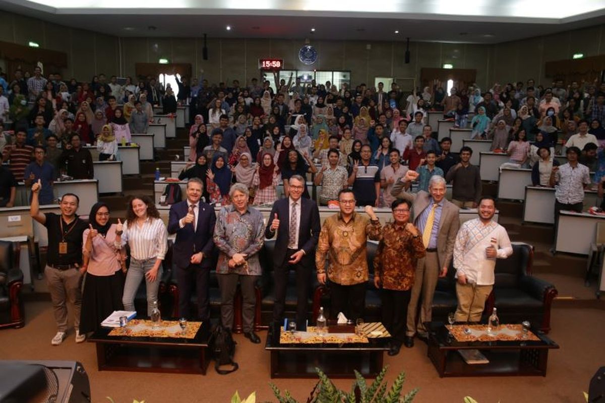 Rektor IPB Prof. Dr. Arif Satria bersama dengan Wakil Menteri Pertanian, Alam, dan Kualitas Pangan Belanda Jan-Kees Goet dalam talk show di Kampus IPB Dramaga, Rabu (11/3/2020).