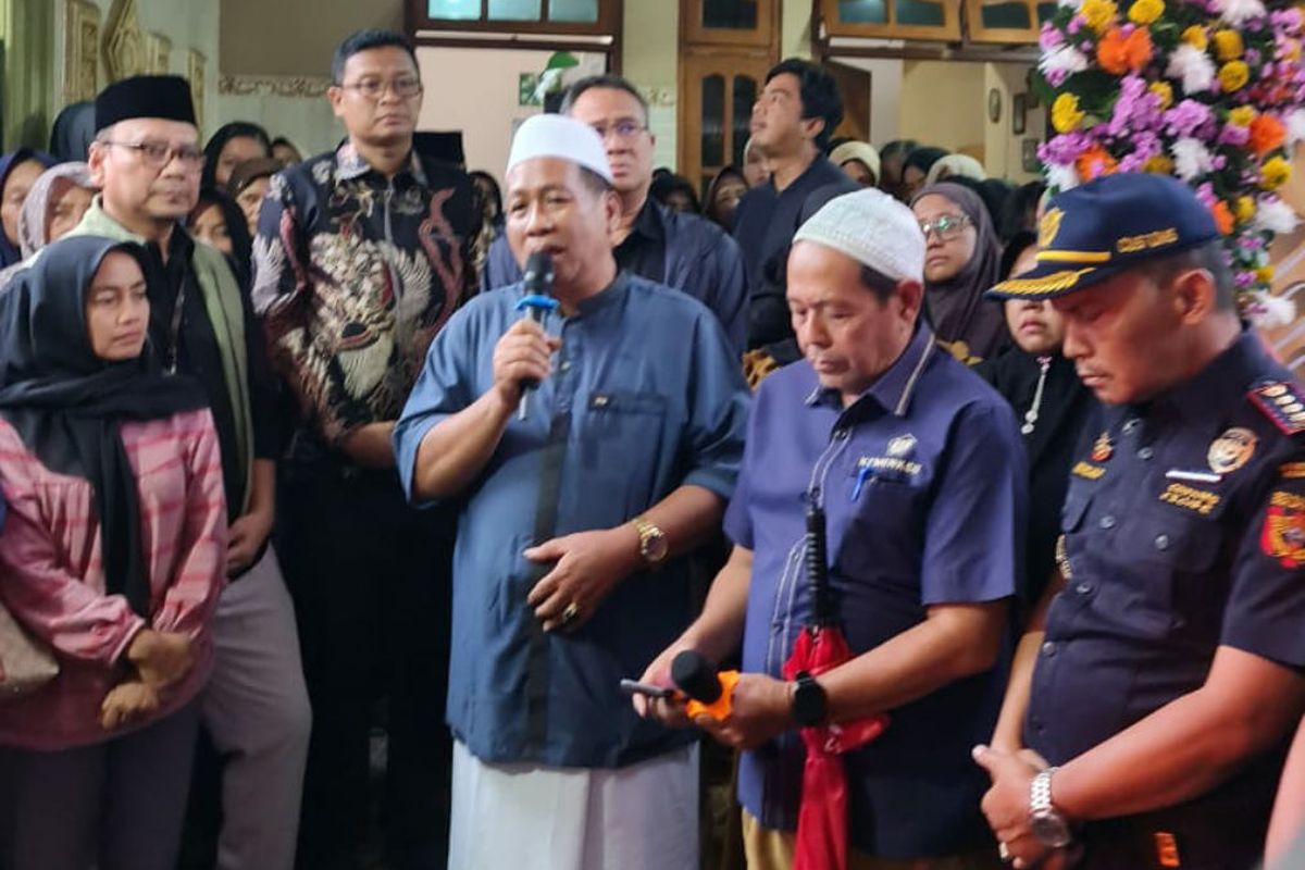 Perwakilan keluarga menyampaikan sambutan menjelang pemberangkatan jenazah Aresty Gunar Tinarga dari rumah duka di Perumahan BTN Asabri ke TPU Kelurahan Gedog, Kota Blitar, Rabu (12/11/2025) sore.