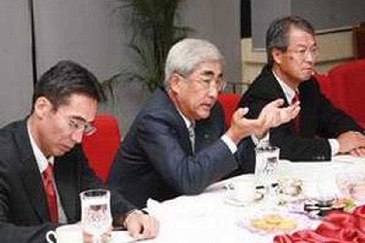 Takashi Kajikawa (tengah) turun jadi direktur