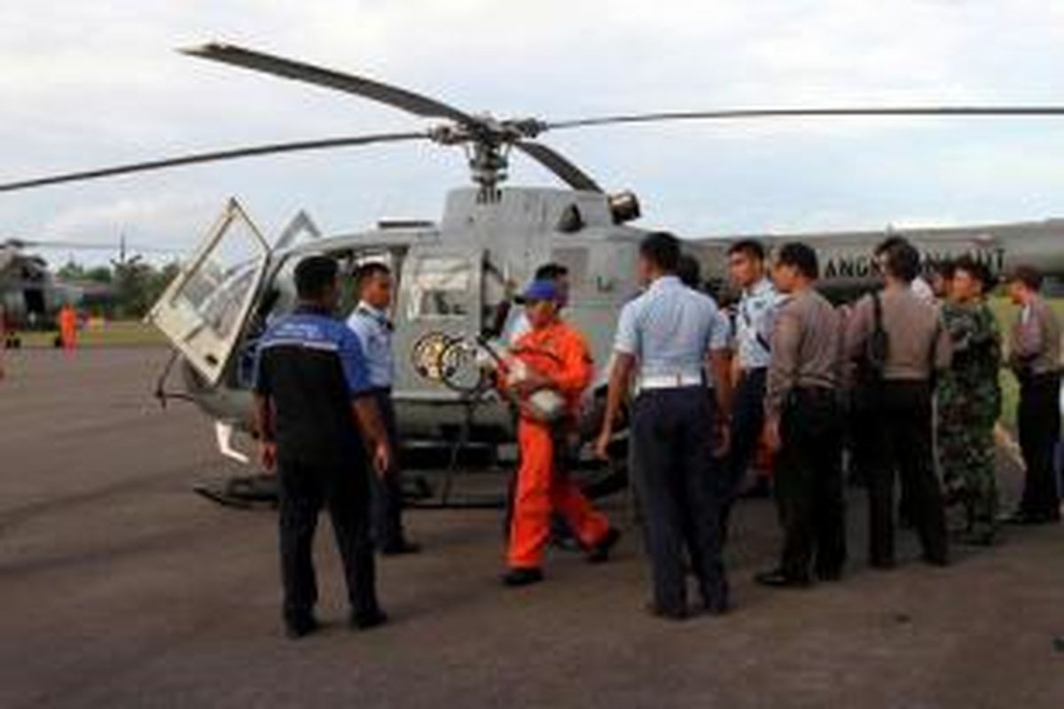 Tim SAR membawa temuan barang dan serpihan dalam operasi pencarian pesawat AirAsia QZ 8501, di Posko Utama Pencarian Pesawat Lanud Iskandar, Pangkalan Bun, Kalimantan Tengah, Selasa (30/12/2014). Sejumlah barang dan jenazah sudah berhasil diangkat oleh tim SAR dari laut.