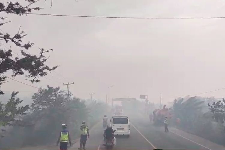 Kondisi jalur lintas Indralaya-Palembang tertutup asap akibat kebakaran hutan dan lahan di Kabupaten Ogan Ilir, Sumatera Selatan, Jumat (15/9/2023).