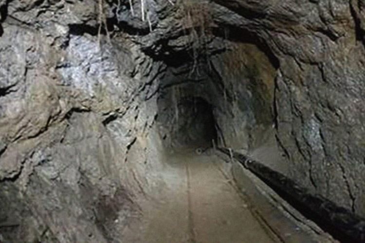 Terowongan yang ditemukan di bawah perbatasan Meksiko dengan AS di California. Terowongan tersebut bermula dari kota Jacume menuju California.