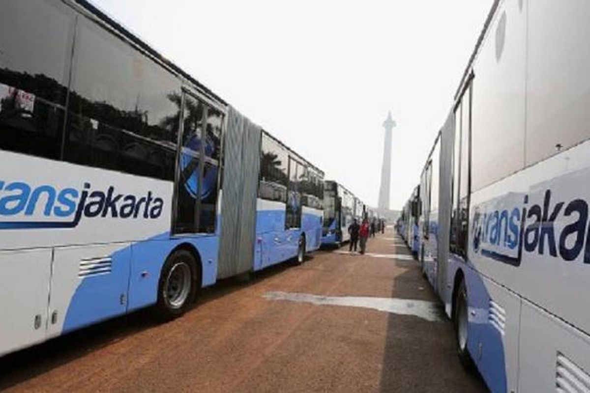 Deretan bus transjakarta yang baru saat upacara peresmian oleh Gubernur dan Wakil Gubernur DKI Jakarta Basuki Tjahaja Purnama dan Djarot Syaiful Hidayat di Silang Monas, Jakarta Pusat, Senin (22/6). Sebanyak 20 unit bus gandeng baru merek Scania segera dioperasikan PT Transportasi Jakarta pertengahan Juli mendatang. Selanjutnya, 31 unit lainnya akan menyusul pada akhir Desember 2015. Kemarin, juga diluncurkan 1 unit bus tingkat wisata baru hasil kerja sama dengan Coca Cola Indonesia serta layanan call centre Transjakarta 1500-102.