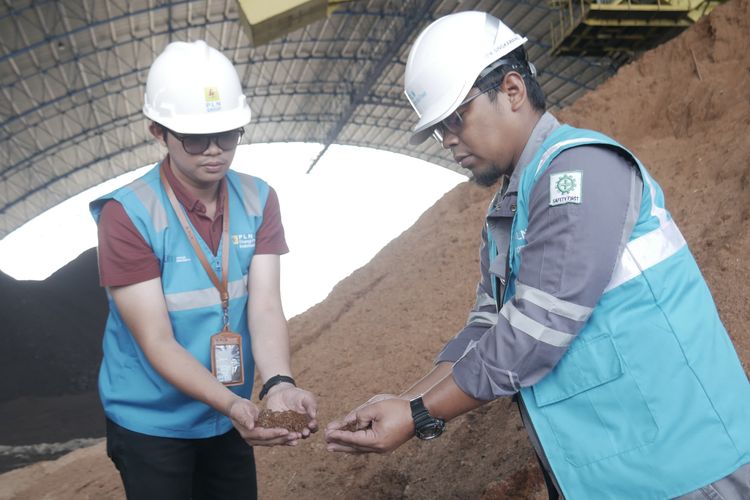 Manajer PLN IP UBP Singkawang Slamet Muji Raharjo (kanan) tengah memastikan kualitas biomassa sawdust pada PLTU Bengkayang yang kini telah menjalankan program co-firing sebesar 10 persen dari total energi primer yang digunakan.