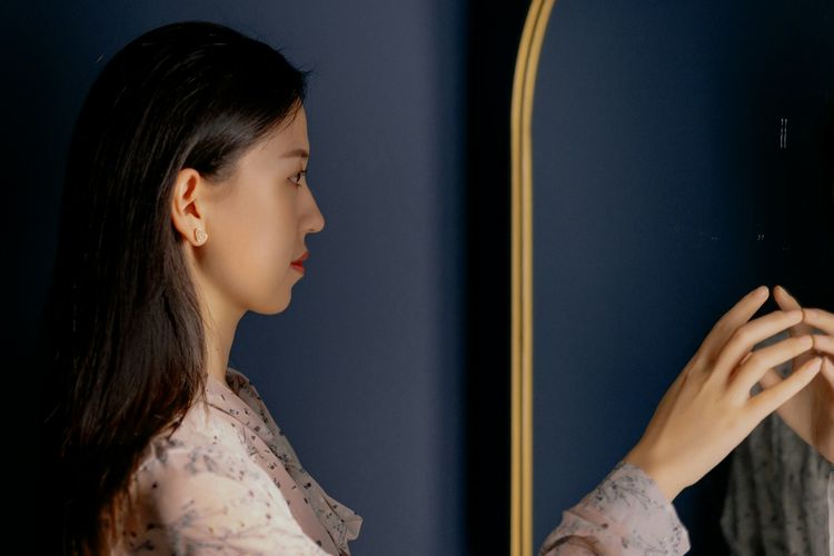 Negative self-talk dapat memengaruhi kesehatan mental. Simak beberapa cara mengatasi negatif self talk menurut psikolog.