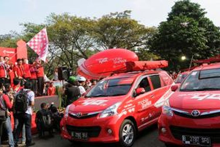 Direktur Utama Telkomsel, ririek Adriansyah melepas keberangkatan acara Mudik Bareng Telkomsel di parkiran Senayan Jakarta, Selasa (14/7/2015).