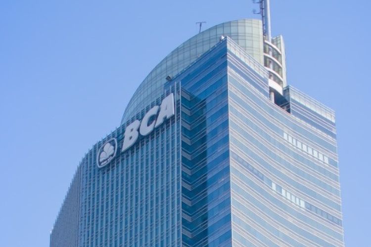 PT Bank Central Asia Tbk (BBCA), salah satu saham blue chip sektor perbankan di Bursa Efek Indonesia (BEI), akan membagikan dividen jumbo lebih dari Rp 30 triliun kepada para pemegang saham pada tahun 2025. Saham BCA menguat pada 21 Oktober 2025 setelah aksi beli investor asing mencapai Rp 2,17 triliun.