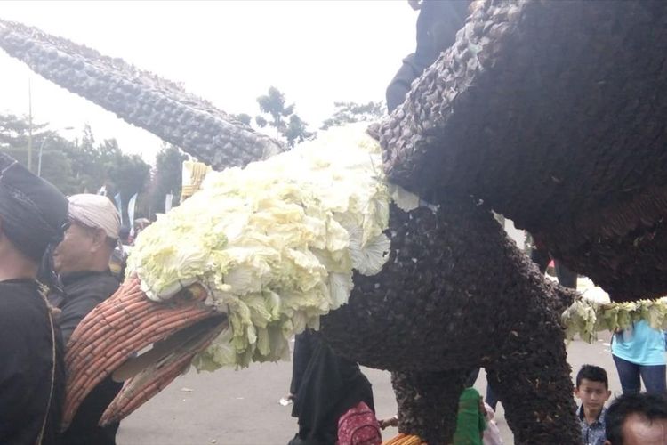 Jampana Burung Garuda terbuat dari 1 kuintal lebih jengkol dipertontonkan di Festival Jampana Tasik Motekar dalam rangka HUT Kabupaten Tasikmalaya ke-351 di Komplek Setda setempat, Minggu (28/7/2019) kemarin. 