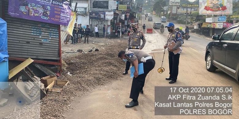 Petugas Kepolisian sedang mengevakuasi kendaraan yang terlibat kecelakaan beruntun yang mengakibatkan 5 orang tewas di Jalan Raya Puncak Bogor, Kampung Sampay, Desa Tugu Utara, Kecamatan Cisarua, Kabupaten Bogor, Jawa Barat, Sabtu (17/10/2020).