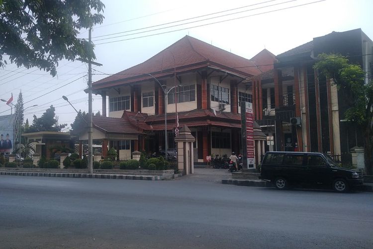 Kantor DPRD Kabupaten Situbondo di Kelurahan Patokan, Kabupaten Situbondo, Provinsi Jawa Timur.