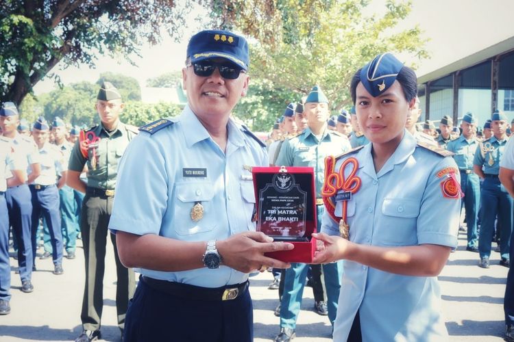 Kepala Muspusdirla Yogyakarta menerima cinderamata dari salah satu siswa Dikmapa PK TNI TA 2023.
