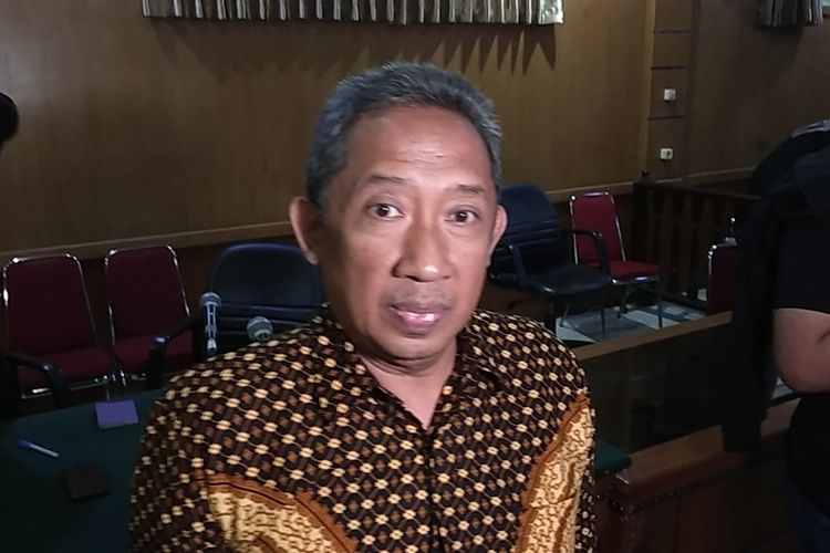 Mantan Wali Kota Bandung, Yana Mulyana usai menjalani sidang vonis di Pengadilan Tindak Pidana Korupsi (Tipikor) pada Pengadilan Negeri (PN) Bandung, Kota Bandung, Jawa Barat, Rabu (13/12/2023).