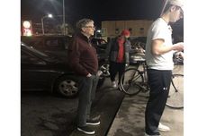 Saat Bill Gates Tertangkap Kamera Sedang Antre di Restoran Burger...