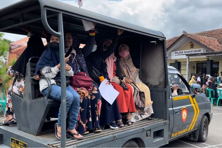 Warga lansia asal Kota Tasikmalaya diantar jemput pakai mobil dinas polisi sampai ke perkampungan terpencil untuk mendapatkan pelayanan vaksin Covid-19, Senin (15/11/2021).