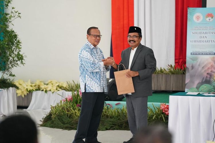 Uskup Agung Jakarta Mgr Ignatius Suharyo bersama pemikir kebangsaan Sukidi dalam acara temu pastoral Keuskupan Agung Jakarta, di Cipanas, Jawa Barat, Selasa (23/5/2023).