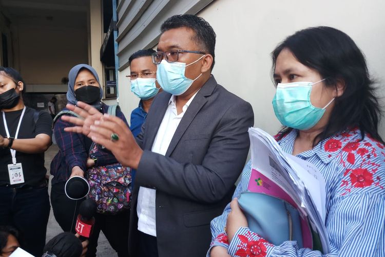 Laura Aprilya (kanan) didampingi kuasa hukumnya Rinto Maha di Polda Metro Jaya, Jakarta, Kamis (26/8/2021). 