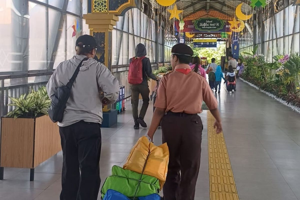Pengalaman yang dirasakan Apta Bagas Satriyo, siswa yang tergabung dalam Saka Wanabakti ini mendapat turut aktif dalam Karya Bakti Lebaran, salah satunya membantu penumpang di Stasiun Kota Malang, Jawa Timur, Kamis (26/3/2026) siang.