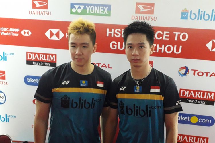 Pasangan ganda putra Indonesi, Marcus Gideon dan Kevin Sanjaya usai berlaga di babak pertama Indonesia Masters 2019 di Istora, Senayan, Jakarta, Rabu (23/1/2019).