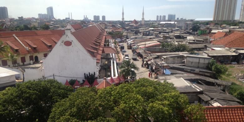 Tampak kawasan Museum Bahari (bangunan sebelah kiri) dari atas Menara Syahbandar, Kelurahan Penjaringan, Kecamatan Penjaringan, Jakarta Utara, Sabtu (2/4/2016) pagi. Pemandangan yang sama pernah diabadikan pada tahun 1950, dengan kondisi depan Museum Bahari yang persis berbatasan dengan laut yang sekarang berubah menjadi jalanan dan kios-kios Pasar Ikan Luar Batang. 








