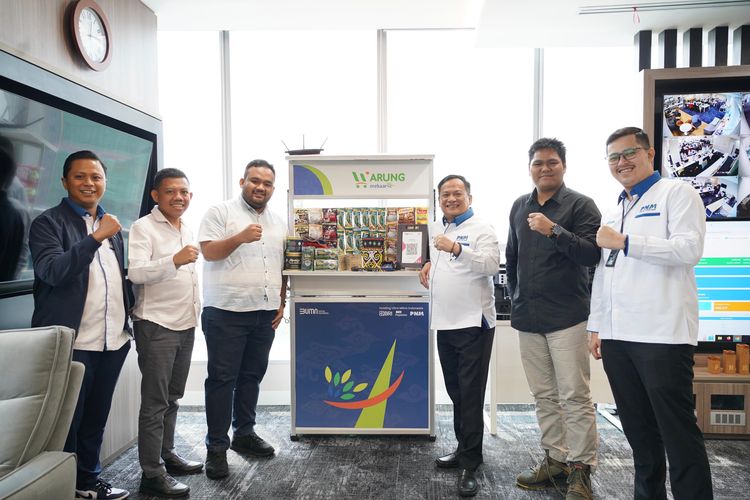 Dirut PNM Arief Mulyadi (ketiga kanan) saat menerima PPI Dunia