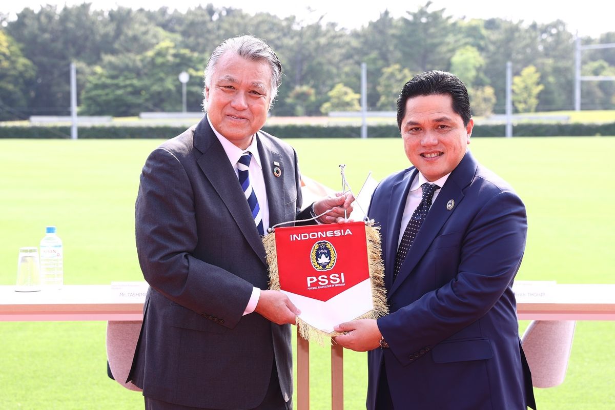 Presiden JFA, Tashima Kohzo, dan Ketua Umum PSSI, Erick Thohir seusai menandatangani nota kesepahaman kerja sama antara sepak bola Jepang dan Indonesia di Prince Takamado Memorial JFA YUME Field, Chiba, Jepang, Senin (22/5/2023).