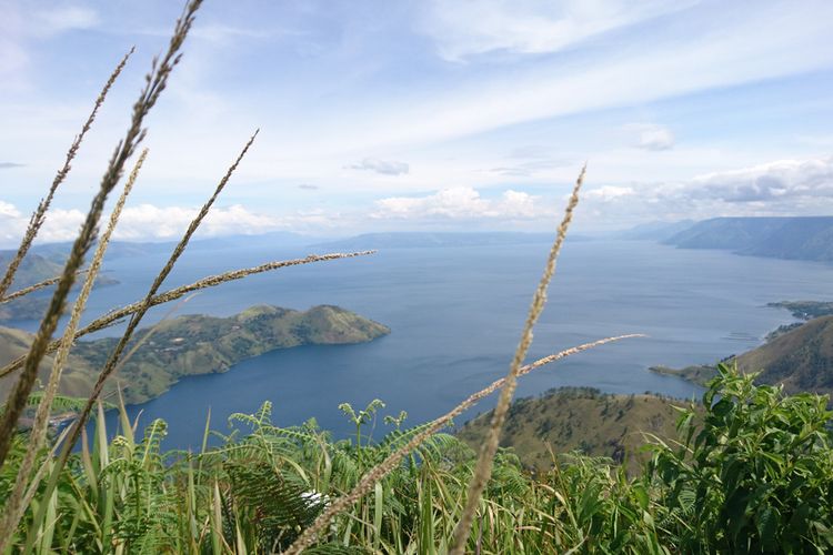 Danau Toba dilihat dari Bukit Gajah Bobok, salah satu wisata sekitar Danau Toba Sumatera Utara yang bisa dikunjungi.